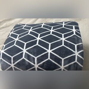 Geometric Patterned Gray and White Sherpa Throw Blanket Size 58”X71”